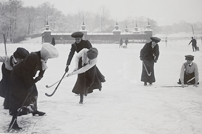 Kronprinsessan Margareta spelar bandy på Brunnsvikens is.